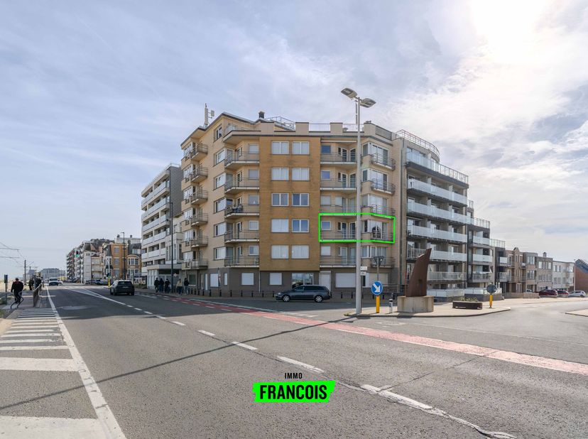 Situé dans un emplacement de choix le long de la digue à Raversijde, cet appartement d'angle lumineux offre une surface habitable de 89 m². Grâce à so