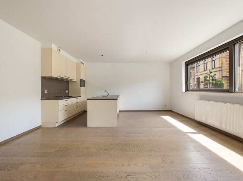 Kwalitatief gelijkvloers appartement (2012) met tuin in het centrum van Broechem<br />
<br />
Op een toplocatie in het centrum van Broechem vindt u di