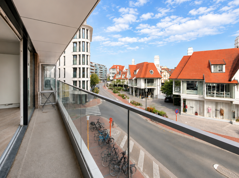 Exclusief appartement op toplocatie in Het Zoute<br />
Op een absolute topligging in Het Zoute, gelegen aan de Kustlaan, vlak bij het Driehoeksplein e