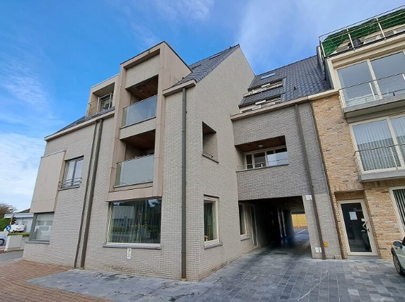 Instapklaar 2-slaapkamerappartement met TERRAS en AUTOSTANDPLAATS te huur in Torhout.<br />
Een aangename, energiezuinige en praktische woongelegenhei
