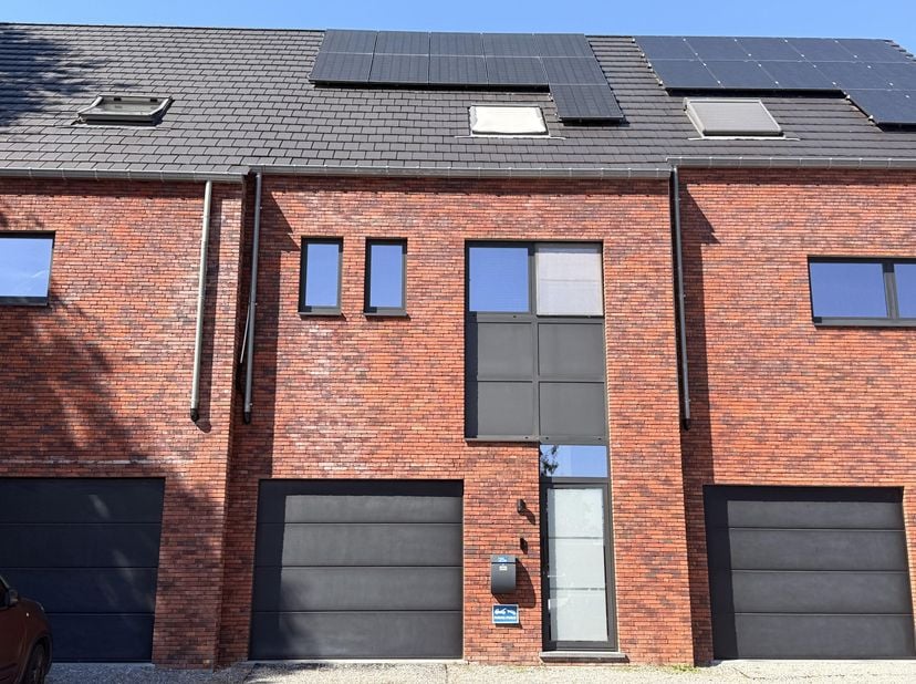 Deze verzorgde gesloten bebouwing uit 2015 is rustig gelegen in het landelijke Rosmeer, vlak bij het fietsroutenetwerk.<br />
<br />
De woning staat o
