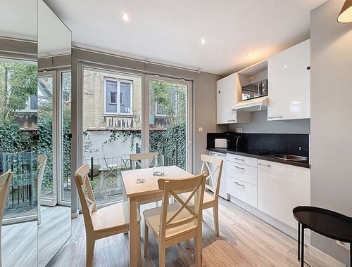                                         Studio à louer à Etterbeek, € 995
