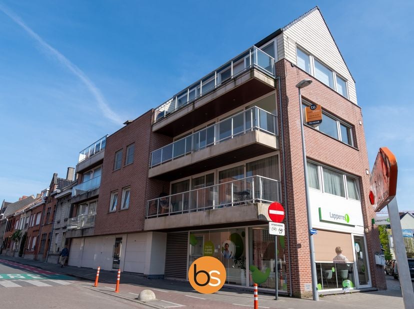 Op wandelafstand van de Grote Markt in Roeselare, ligt residentie Manon.&amp;nbsp;<br />
Het appartement situeert zich op de 2e verdieping.&amp;nbsp;<br />
<b