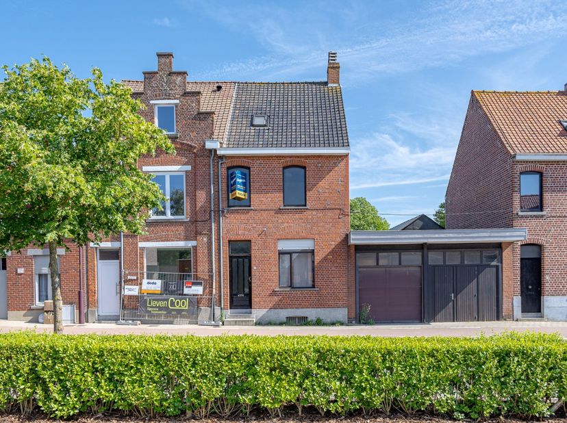 - Centrale ligging in Moorslede: Iepersestraat 15<br />
- Lichtrijke leefruimte met open keuken<br />
- 4 slaapkamers<br />
- Badkamer met toilet, dou
