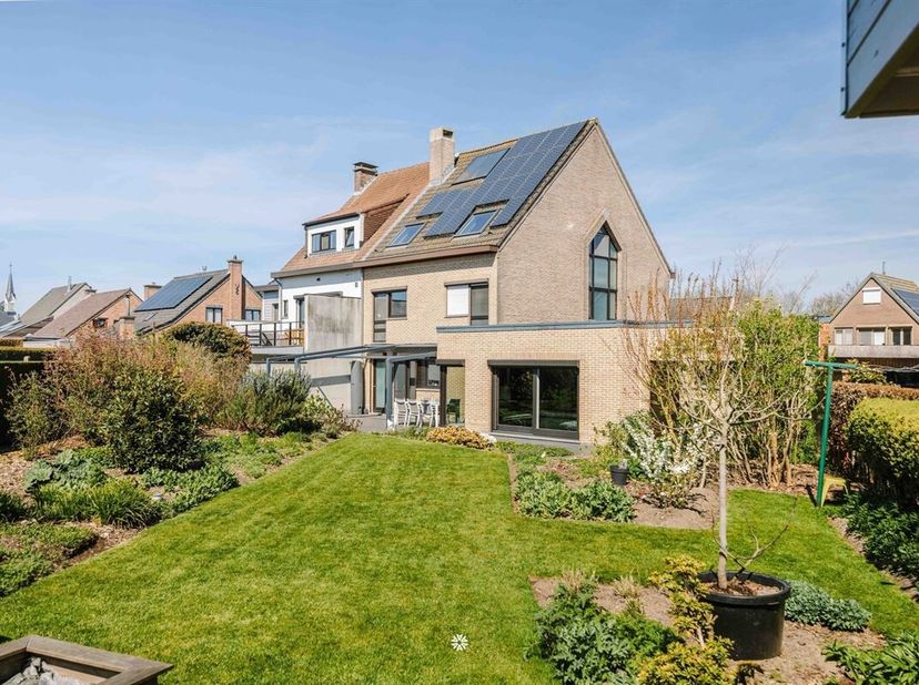Bent u op zoek naar een ideale gezinswoning te koop in Sint-Niklaas? Dan is deze woning zeker een bezoek waard. Deze ruime en uitstekend onderhouden w