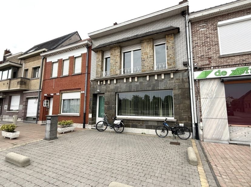 Deze ruime woning biedt alle comfort voor wie op zoek is naar een aangename gezinswoning met een praktische indeling en een uitstekende bereikbaarheid