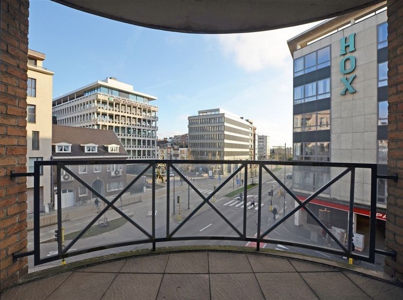 De ruime inkomhal met gastentoilet en vestiaire geeft toegang tot het leefgedeelte, bestaande uit een lichtrijke woonkamer met zit- en eethoek en een