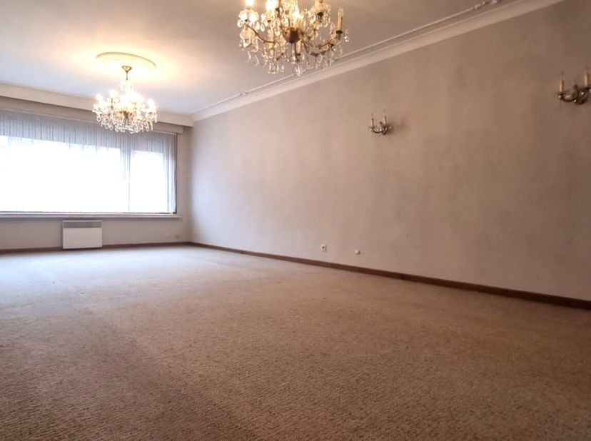Gelijkvloers appartement, gelegen in hartje Leopoldsburg.<br />
Bestaande uit:<br />
- Inkomhal<br />
- Woonkamer<br />
- Keuken<br />
- 2 slaapkamers