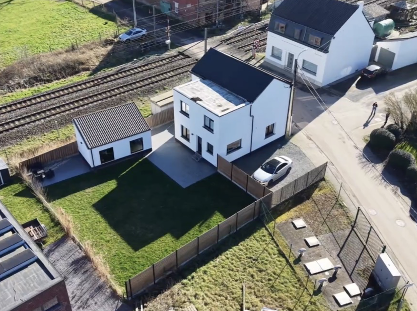 Deze instapklare open bebouwing heeft een totaalrenovatie ondergaan. Met haar EPC-label B heeft u voor de komende 20 jaar geen zorgen. Bij het binnenk