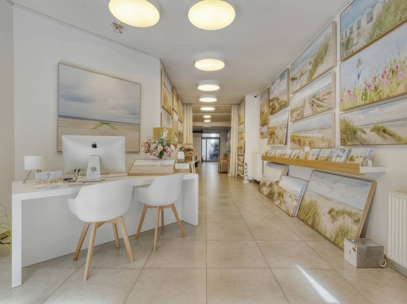 Ce bâtiment commercial moderne (construit en 2013) situé sur l'Alfons Pieterslaan combine un emplacement stratégique avec une finition de haute qualit