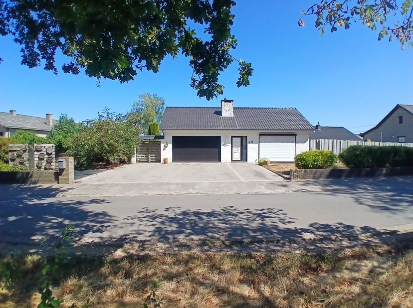 In de Truyenhofstraat, op slechts 2 km van het centrum van Bree, bevindt zich deze goed onderhouden bungalow uit 1974. De woning biedt een uitzonderli