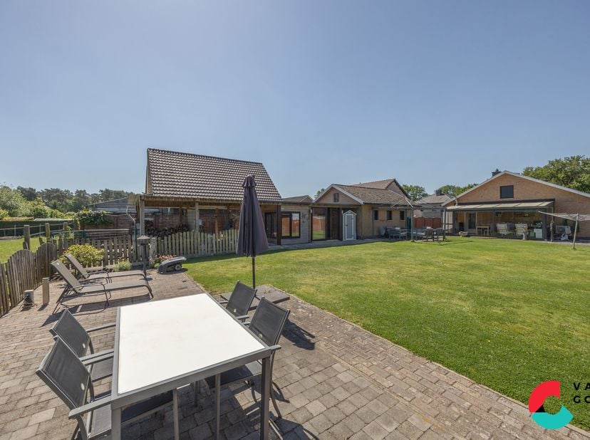 Gelijkvloerse gezinswoning met zicht op weide en een perceeloppervlakte van 8 are 91 ca.<br />
De woning is doorheen de jaren zeer goed onderhouden en
