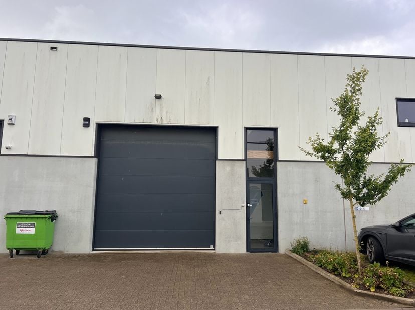 Deze KMO-unit van 367m² is gelegen in een recent KMO-park "Zilvererf" (2019-2020) vlakbij de N35 te Nazareth en slechts op enkele minuten van de op- e