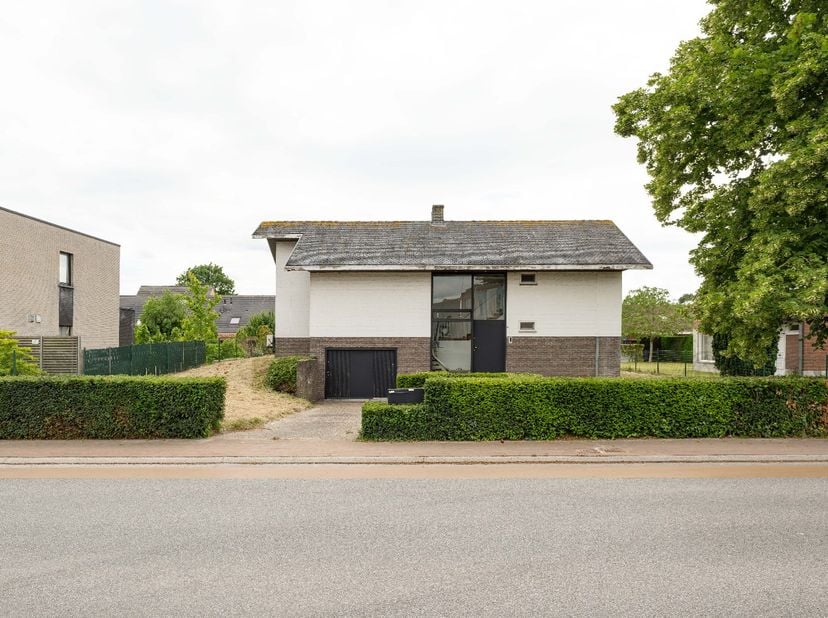 Deze KARAKTERVOLLE architectenwoning is gelegen te Meulebeke met name in de Astridlaan18 op een perceel grond van 1.210 m² en met een bewoonbare opper