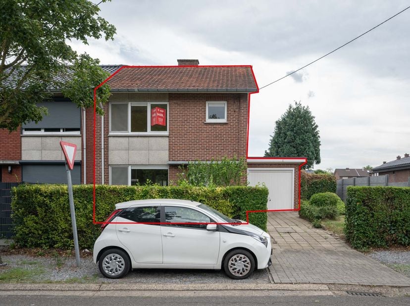 WONING MET GARAGE OP TOPLOCATIE<br />
<br />
Deze halfopen bebouwing combineert een rustige woonomgeving met een uitstekende bereikbaarheid. Op korte