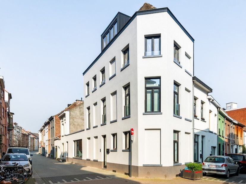 Mechelen: Opbrengsteigendom met 5 studentenkamers (3 studio's en 2 kamers)Deze unieke opbrengsteigendom werd recent volledig gerenoveerd met oog voor