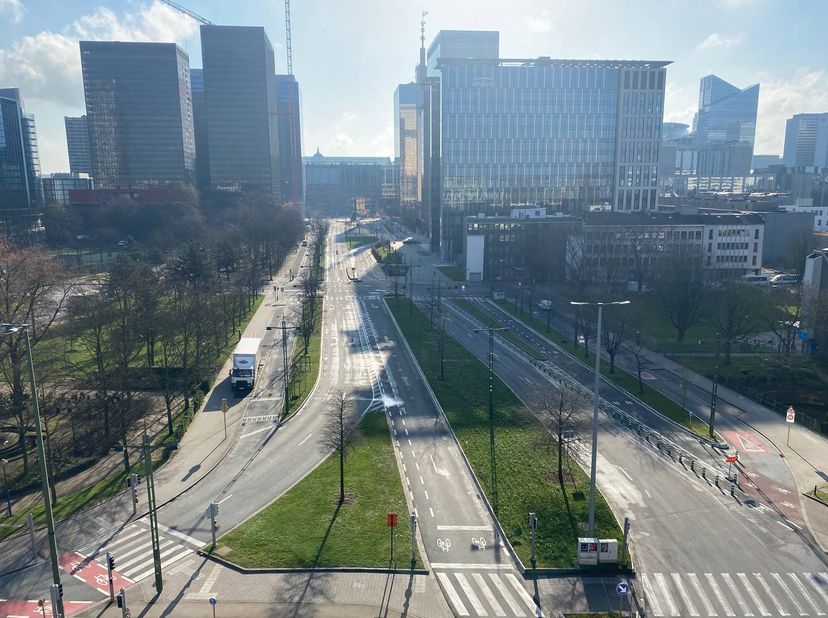 Situé sur le Quai de Willebroeck, au sein de la prestigieuse résidence RIVA face au site de Tour &amp; Taxis, découvrez ce magnifique appartement de ±90m²