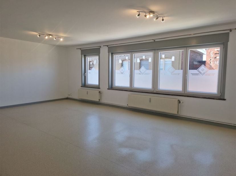 Prachtig, volledig gerenoveerd appartement met 3 slaapkamers in het centrum van Basècles, dicht bij alle voorzieningen.<br />
De woning, met een bewoo