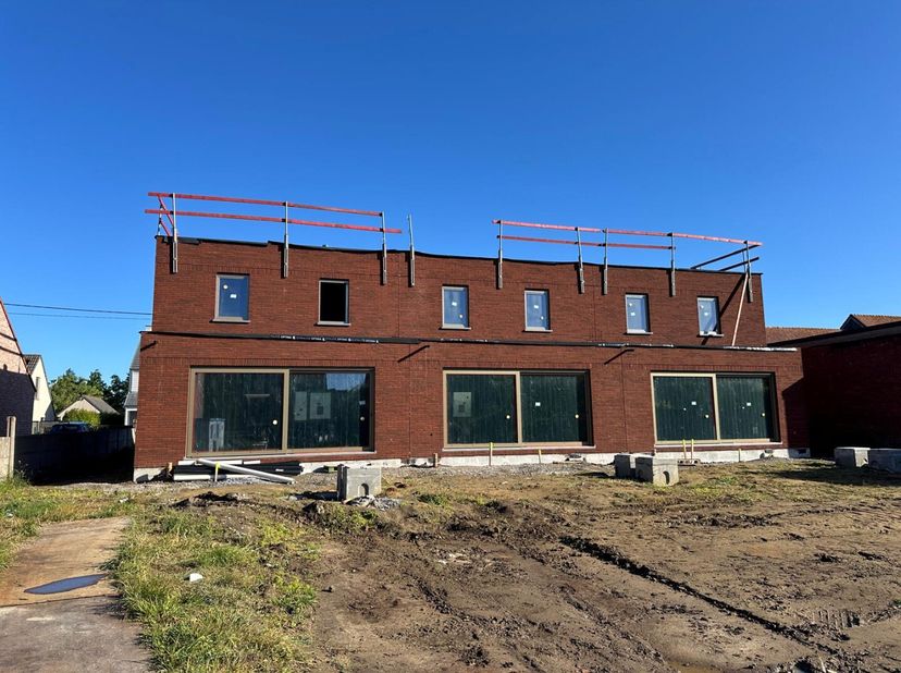 Ontdek dit stijlvolle nieuwbouwproject in de Kortewagenstraat te Houthulst, bestaande uit drie moderne gezinswoningen die comfort, energiezuinigheid e