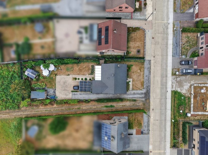 Op een rustige en aangename locatie in Bekkevoort bevindt zich deze charmante, open bebouwing op de Oude Leuvensebaan 52A. De woning geniet van een ru