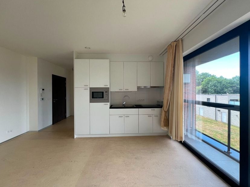 Dit recente assistentie-appartement uit 2018 is gelegen in residentie Coosterveld, een erkende assistentieresidentie in het groene Terkoest (Alken). V