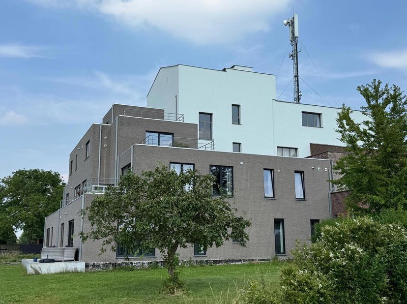 C'est à Ruien, une charmante commune de Kluisbergen, que se trouve ce complexe de lofts unique en son genre. Ce loft à la fois industriel et moderne,