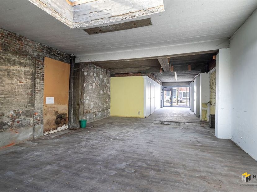Diksmuidelaan 208 - Berchem<br />
Handelsgelijkvloers (86 m²) met mogelijkheden in Berchem<br />
Op de Diksmuidelaan in Berchem bevindt zich dit hande