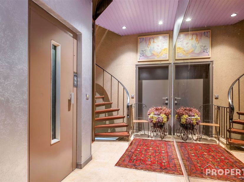 Dit ruime appartement is centraal gelegen in het hart van Izegem, met winkels, horeca en openbaar vervoer op wandelafstand.<br />
<br />
Indeling: i