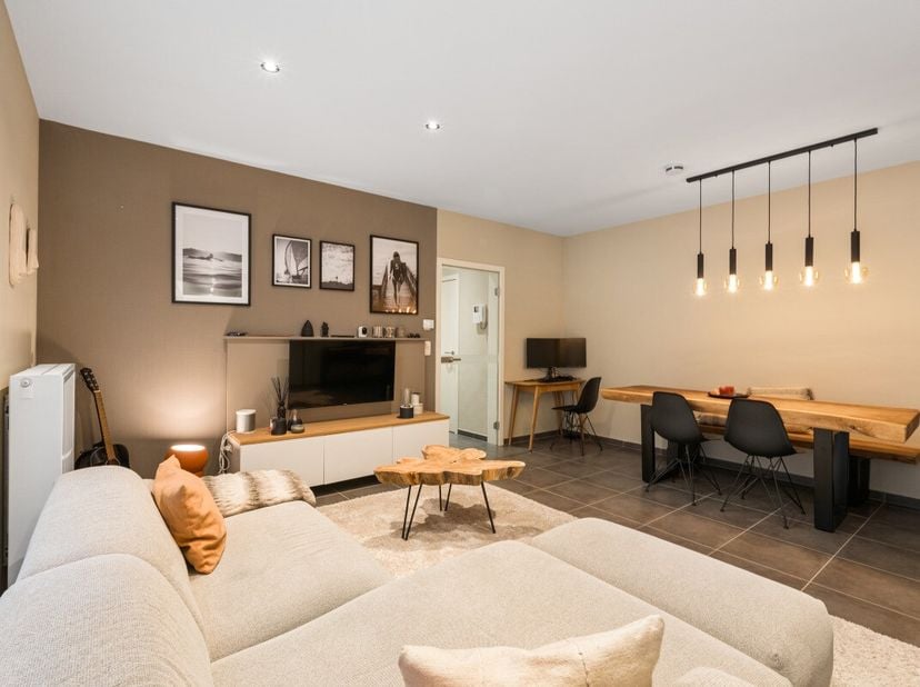 Te koop: modern appartement in het centrum van Sint-Idesbald, op een rustige locatie nabij openbaar vervoer. Dit appartement, gebouwd in 2014, combine