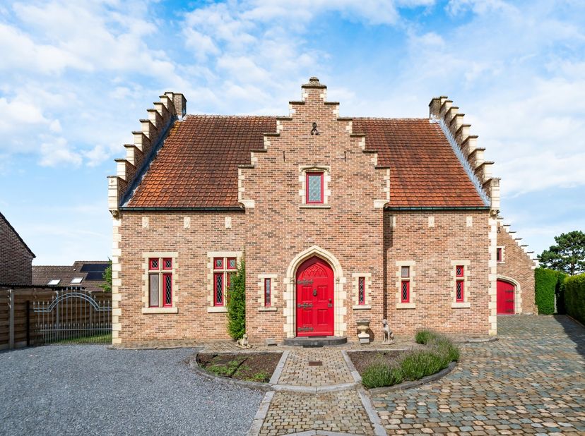 Welkom op Schoolstraat 74 in Dilsen-Stokkem.<br />
<br />
Bent u op zoek naar een karaktervolle woning met authentieke elementen en hedendaags wooncom