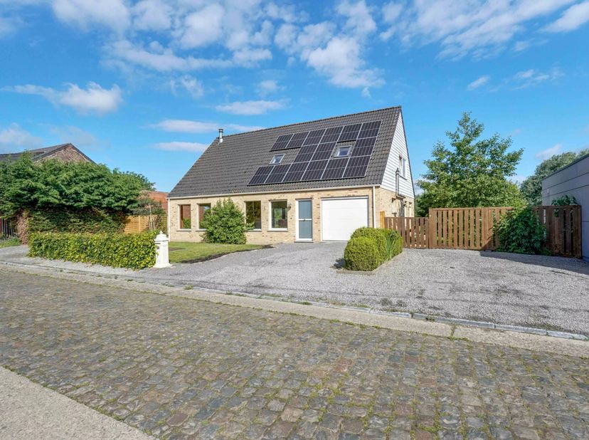 Deze ruime tweewoonst ligt in het rustige Wange, deelgemeente van Landen, op een steenworp van het centrum van Landen, Tienen en de oprit van de E40.