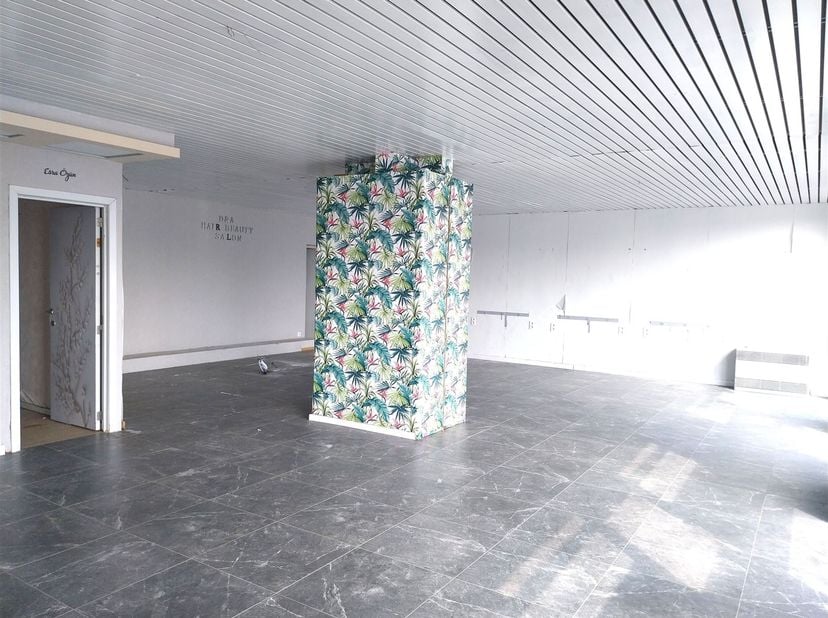 Demandez votre visite à info@optimusvastgoed.be !<br />
A LOUER : Espace commercial/bureau idéalement situé à Beringen !<br />
Cet espace commercial