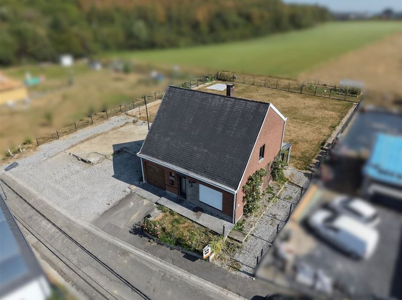 Jolie villa 4 façades de +/- 115m² sise dans un quartier paisible de Béclers, à proximité des accès rapides et de toutes commodités.<br />
Le bien se