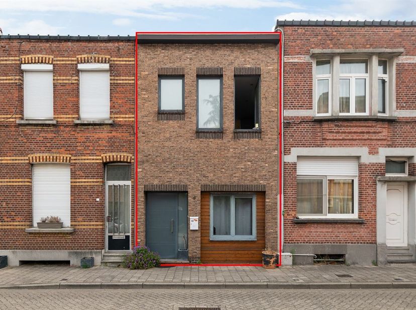 Ligging<br />
Deze instapklare woning is gelegen in een rustige straat, op wandelafstand van de Hobokense Polder. Dankzij de gunstige ligging bevinden