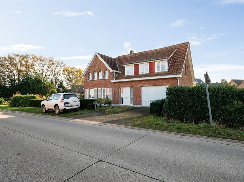 Zeer ruime, te renoveren woning met ca 2.165 m² grond en een bijgebouw van  ca 8.10 m x 11.80m. De woning situeert zich op fietsafstand van het centru