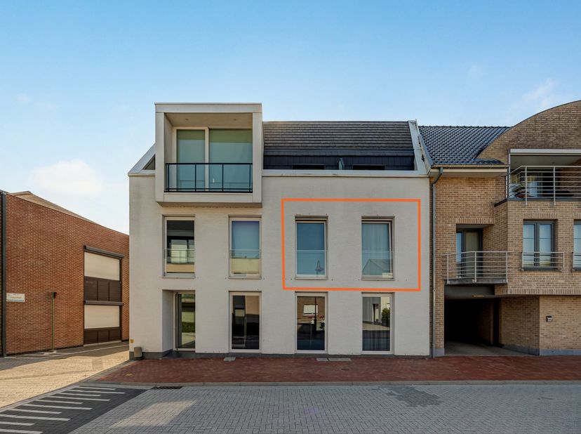 Ontdek dit verzorgde en energiezuinige appartement, ideaal gelegen in het centrum van Nevele. Dankzij de uiterst centrale ligging bevinden winkels, sc