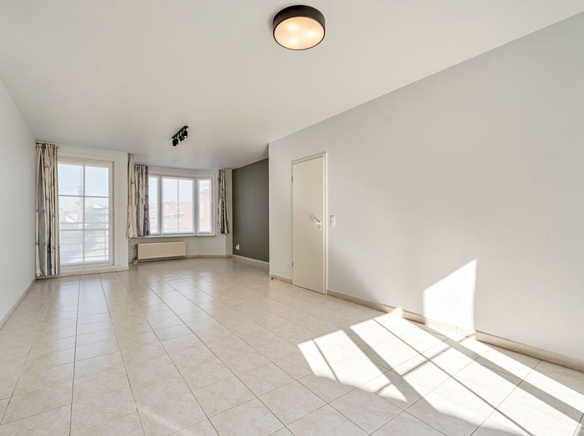 Lichtrijk appartement met 2 slaapkamers te koop in Sint-Eloois-Winkel!!<br />
Het appartement bevindt zich op de eerste verdieping en is vlot bereikba