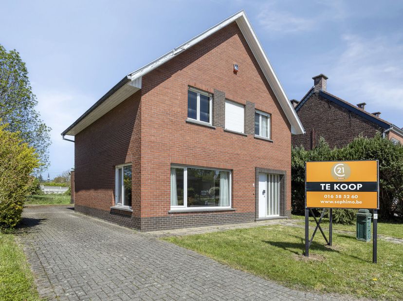 Deze woning, gelegen in de Kroonstraat 84 te Herent, bevindt zich op een uitstekende locatie met vlotte verbindingen naar zowel Leuven als Brussel. De