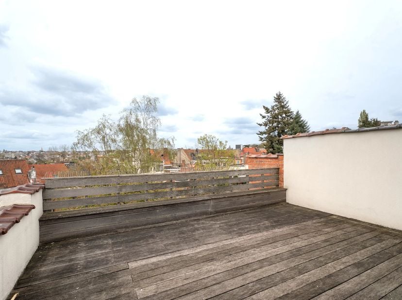 Dubbelzijdig penthouse<br />
Mooie ontvangstruimtes ± 45 m² exotisch hout met grote lamel, op maat gemaakt televisiemeubel<br />
Amerikaanse super ing