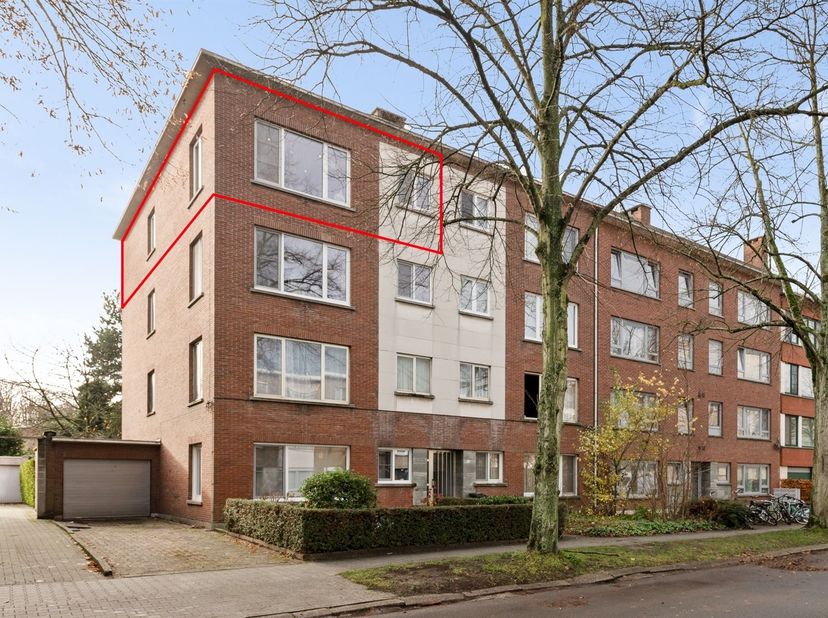 Ruim appartement (93m²) voorzien van 3 slaapkamers en terras op toplocatie te Edegem! Ligging: Gelegen op toplocatie te Edegem, centraal, residentieel