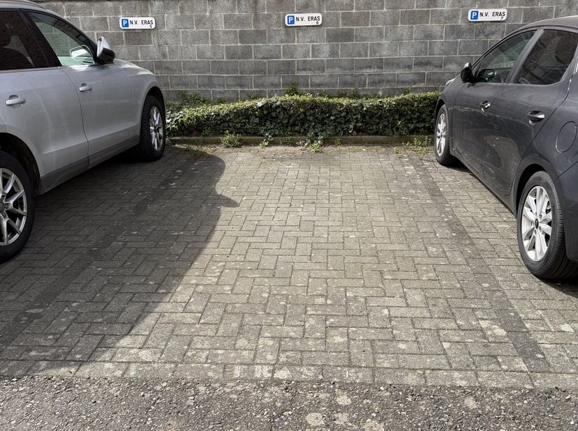 Autostaanplaats te huur centrum Leuven. Vrij vanaf 1 juli. 12 maanden contract. 90 euro/maand