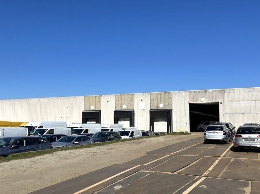 Entrepôt de 7 218m² (extensible à 23 615m² d'entrepôt) avec possibilité de bureaux et 3000m² d'espace extérieur<br />
Emplacement : dans le parc indus