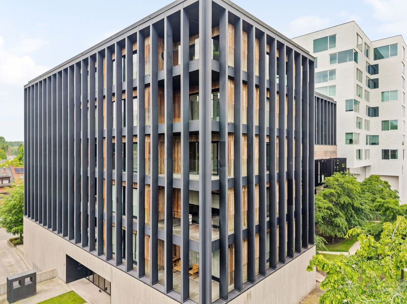 Op de derde verdieping van Waterhuys, binnen de gerenommeerde Kanaalsite van Axel Vervoordt, bevindt zich dit luxueuze appartement van ca. 235 m² met