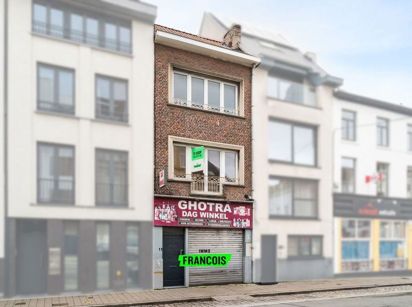 Cette propriété de caractère est située dans la Sint-Amandstraat à Gand, à quelques pas de la Sint-Pietersplein et du centre historique. Grâce à cet e