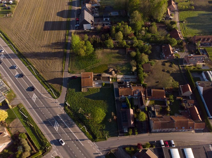 Landelijk gelegen bouwgrond met een oppervlakte van maar liefst 2.480m². Het perceel is geschikt voor het oprichten van een vrijstaande ééngezinswonin