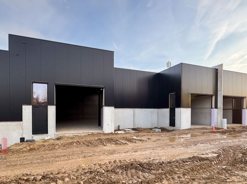 Nouvelle unité PME de 491 m² avec parking privé spacieux à louer.&amp;nbsp;<br />
<br />
Situation exceptionnelle à la périphérie de Bruxelles, à ZELLIK,