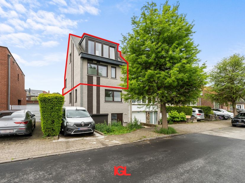 Découvrez ce triplex prêt à emménager et baigné de lumière, construit en 2018, où espace, confort et excellente situation se conjuguent harmonieusemen