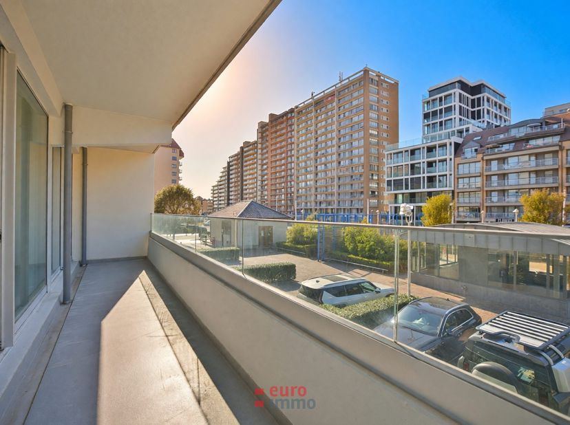 Welkom in dit prachtige appartement met 1 slaapkamer, gelegen in de groene en rustige omgeving van de Franslaan in Nieuwpoort. Dit instapklare pand bi