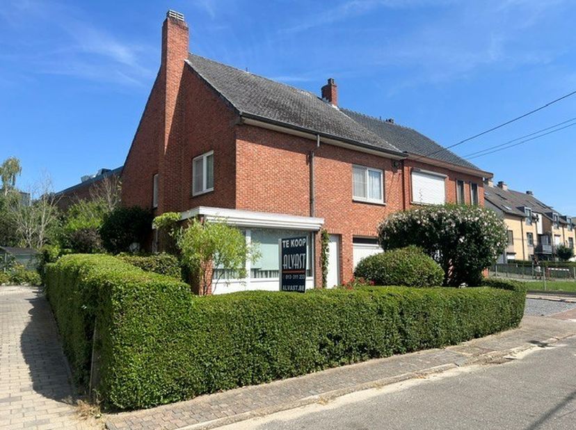 Half Open Bebouwing met 3 slaapkamers, tuin en garage te koop te Diest, Frankenstraat 21.<br />
<br />
De woning is gelegen in een rustige straat aan