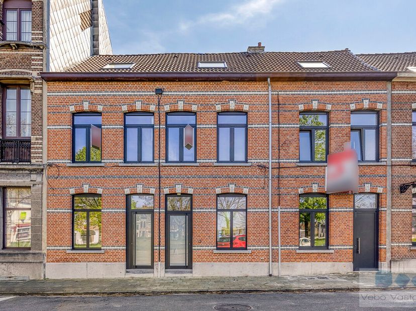 Op een uitstekende locatie te Lier bevinden zich deze 2 charmante rijwoningen met 3 volwaardige slaapkamers en gezellige stadstuin.<br />
&amp;nbsp;<br />